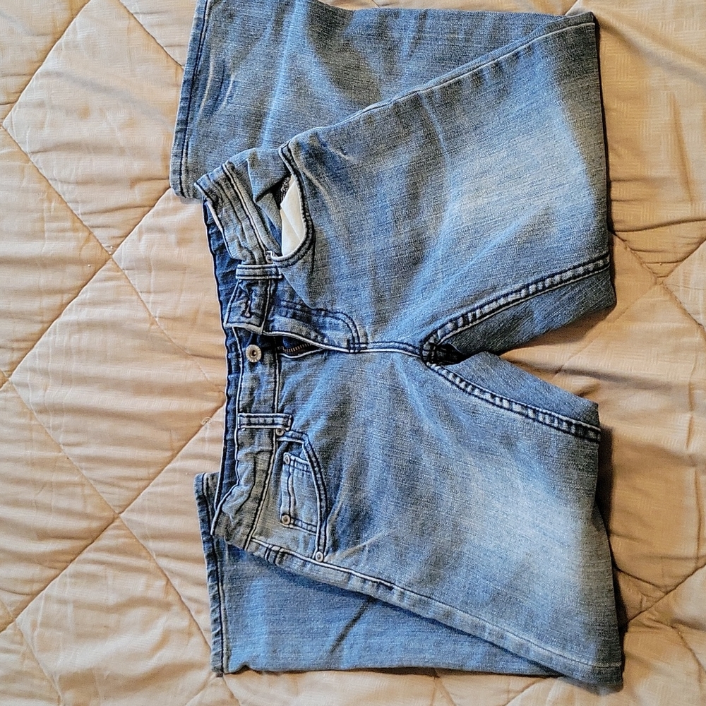Buys jeans